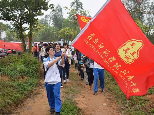 播种绿色，放飞梦想——我校学生参加植树节活动