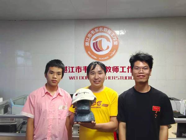 岭南师院物联网俱乐部曾绍庚老师来我校指导创客教育