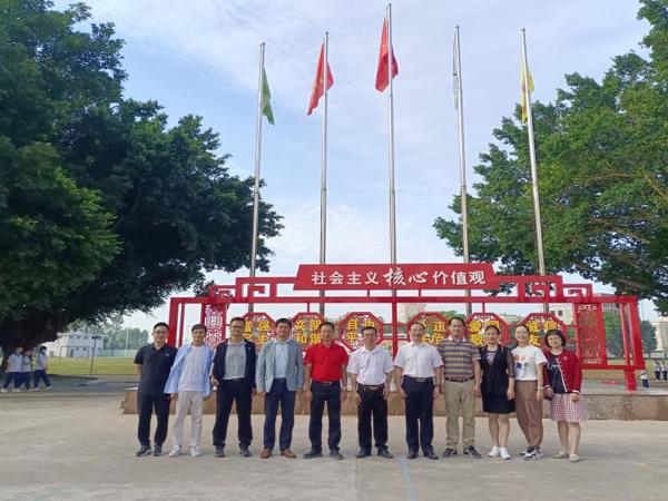 两校联手示范助发展，教研合作携手共进步